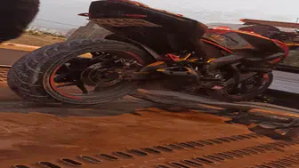 Refüje çarpan motosikletin sürücüsü öldü