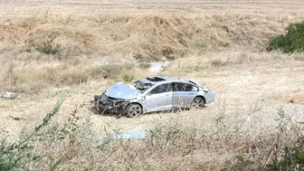 Tarlaya uçan otomobilin sürücüsü öldü