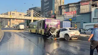 İETT otobüsüne çarpan otomobildeki 3 kişi hayatını kaybetti