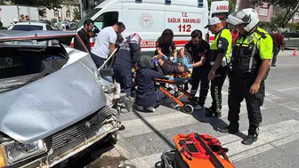 Nalçacı Caddesi'nde korkunç kaza: Kontrolden çıkan araçta 3 kişi ağır yaralandı