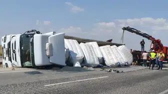 Karapınar’da feci kaza! Kontrolden çıkan tır refuje devrildi