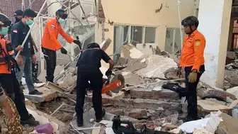Endonezya'da 7.7 büyüklüğünde deprem: 20 ölü