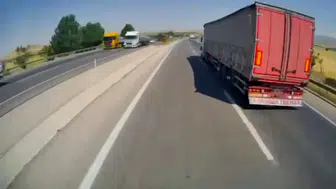 Freni boşalan TIR'ın karşı yöne geçtiği anlar kamerada
