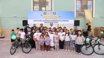 Başkan Altay, çocuklara bisikletlerini hediye etti