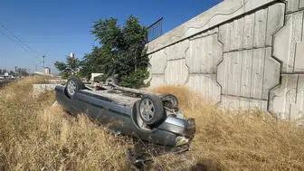 Üst geçitten düşen otomobildeki 2 kişi yaralandı