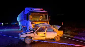 TIR ile otomobil çarpıştı: 2 ölü