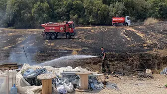 Anız yangını, ormana sıçramadan kontrol altına alındı