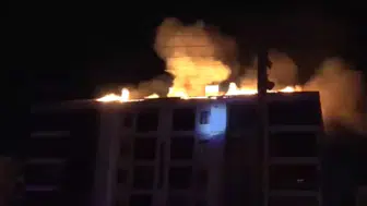 Apartmanın çatısı yandı
