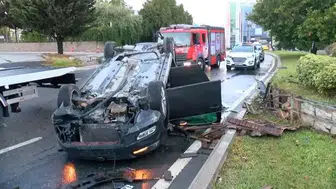 Otomobil kaldırıma çarpıp takla attı: 2 yaralı