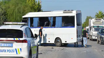 Servis midibüsü tur otobüsüne çarptı: 6 yaralı