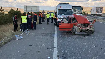 Otomobil TIR'a arkadan çarptı: 2’si çocuk 6 yaralı