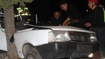 Konya’da feci kaza: Otomobil ağaca saplandı!