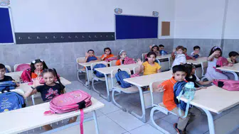 Minik öğrenciler sıralarında hediyelerle karşılandı