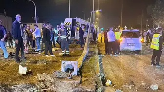 Minibüs ile hafif ticari araç çarpıştı; 21 yaralı