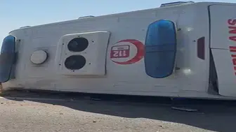 Zincirleme kazaya karışan ambulans devrildi: 3'ü sağlık personeli, 5 yaralı