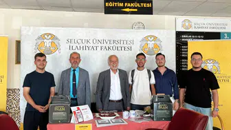 Konya’da üniversiteye yeni başlayan öğrencilere Dekandan sürpriz karşılama!