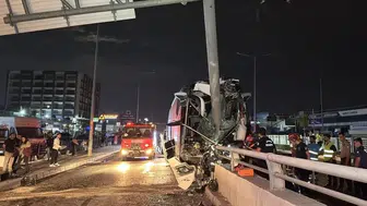 Yolcu otobüsünün direğe çarpması sonucu 11 kişi yaralandı