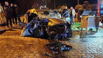 İki otomobil kafa kafaya çarpıştı