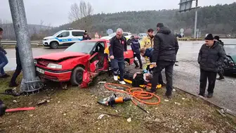 İki otomobil kafa kafaya çarpıştı: 1’i ağır, 3 yaralı