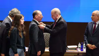 AK Parti'ye geçen Konya Belediye Başkanı'na rozeti Cumhurbaşkanı Erdoğan taktı!