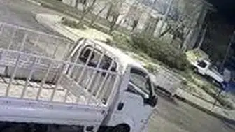 Kamyonet, taksi durağına çarptı