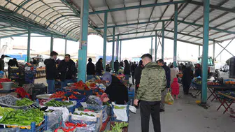 Konya'da salı pazarı bereketi: Taze ürünler yerini aldı!