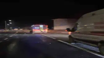 İşçi servis minibüsüyle hafif ticari araç çarpıştı: 1 ölü, 14 yaralı