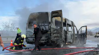 Konya'da yolcu minibüsü yandı