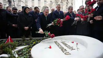 Kurduğu parti 33 yaşında: Suikaste kurban giden lidere mezarı başında teşekkür!