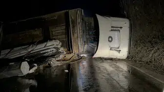 Demir profil yüklü TIR devrildi: 1 yaralı