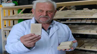 Koyun yününden elde ettiği keratinle sabun üretti