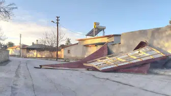 Konya'da şiddetli rüzgar hayatı olumsuz etkiledi