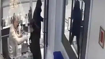 Silahla soymaya geldiği kuyumcu azarlayınca kaçtı