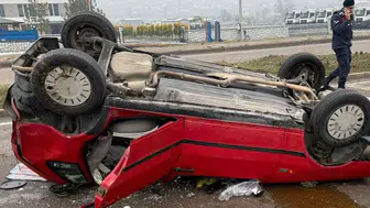 Ağaca çarpıp takla atan otomobilin sürücüsü yaralandı