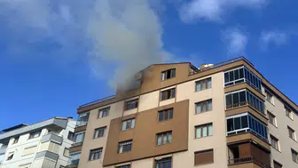 Konya'da apartman yangınında mahsur kalan anne ve iki çocuğu kurtarıldı