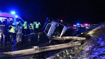 Servis minibüsü devrildi; 11 yaralı