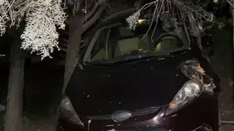 Otomobil AVM bahçesine savruldu