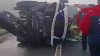 Ambulans devrildi; 2 yaralı