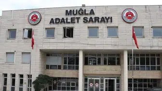 Kendisini polis olarak tanıttığı kadını dolandırdı