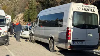Konya'da minibüs ile otomobil çarpıştı;1 ölü