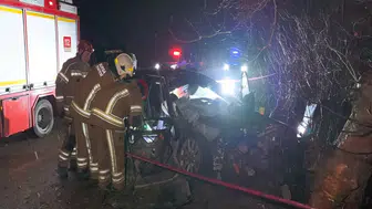 Otomobil ağaca çarptı: 2 ölü, 2 yaralı