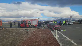 Konya'da iki otomobil kavşakta çarpıştı: 1 ölü