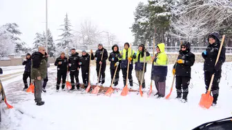 Konya'da karla mücadele eden ekibe moral!