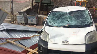 Konya'da çıkan fırtınada okul çatısı uçtu: Arabalar zarar gördü!