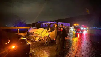 İki kamyonet kafa kafaya çarpıştı: 1 yaralı