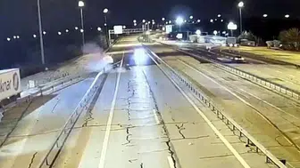 Ters yöne giren otomobil bariyere çarptı, 2 yaralı; kaza kamerada