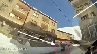 Kızakla kayarken halk otobüsünün altında kaldı