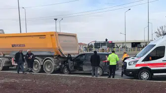 Konya’da otomobil kırmızı ışıkta bekleyen hafriyat kamyonuna çarptı: 1 yaralı