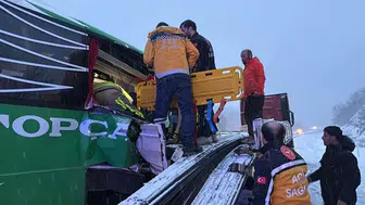 Karla kaplı yolda otobüs TIR’a arkadan çarptı: 7 yaralı