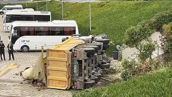 2 araca çarpan hafriyat kamyonu bahçeye düştü